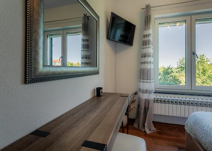 Perini Dvori Vila Donji Zemunik