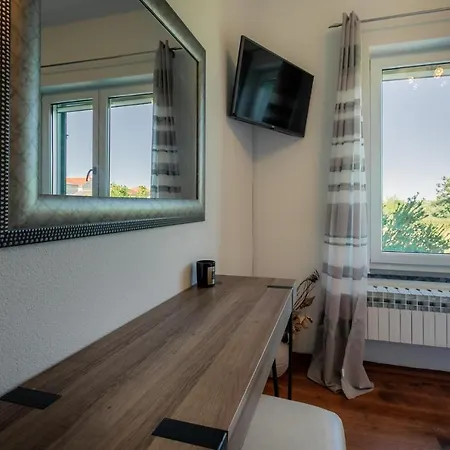 Perini Dvori Villa Donji Zemunik