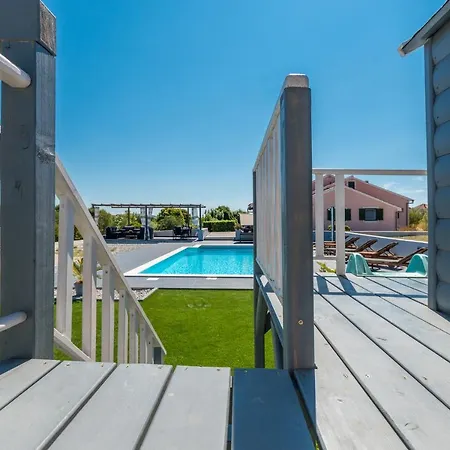 Perini Dvori Villa Donji Zemunik