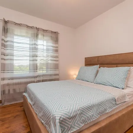 Perini Dvori * Donji Zemunik