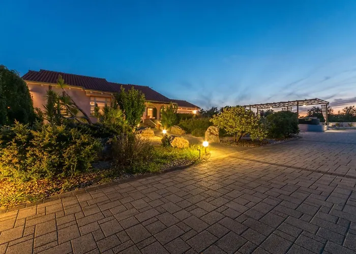 Perini Dvori Villa Donji Zemunik