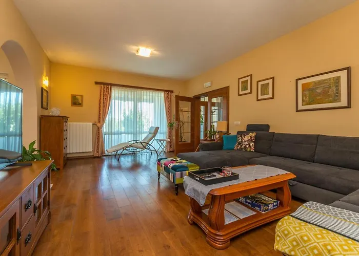 Perini Dvori Villa Donji Zemunik